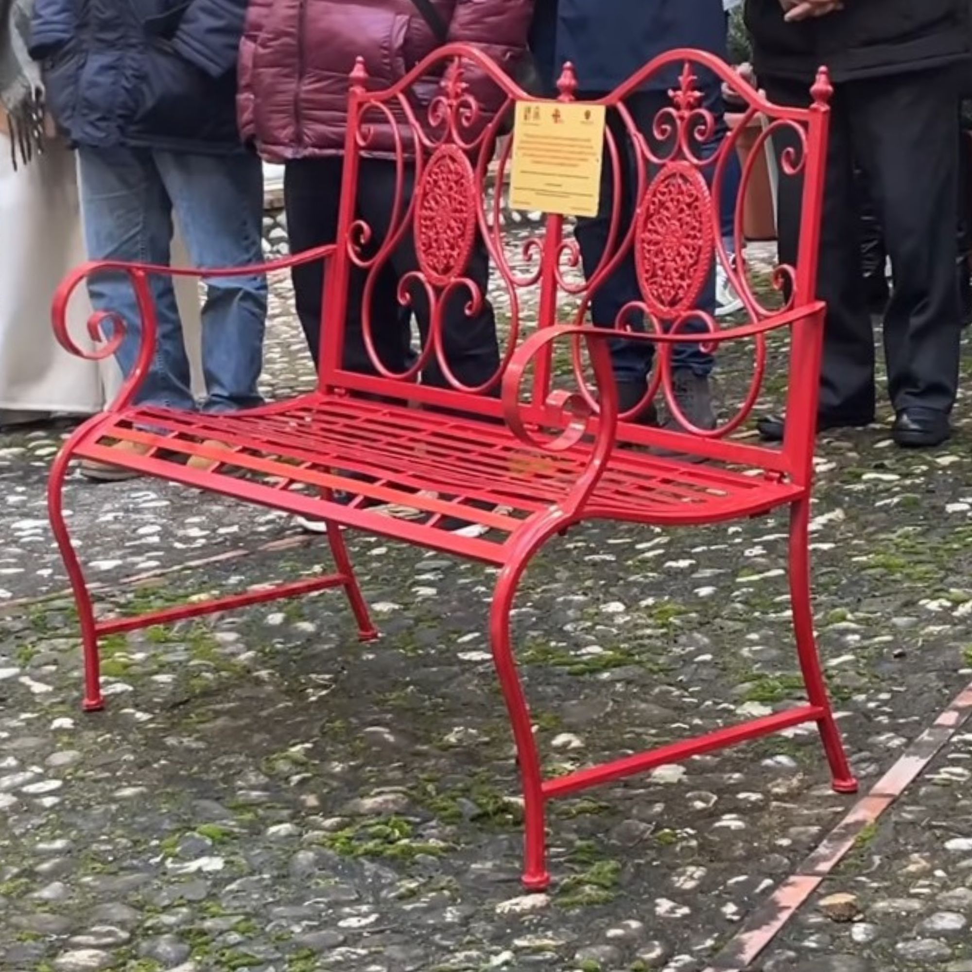 panchina rossa dai vescovi